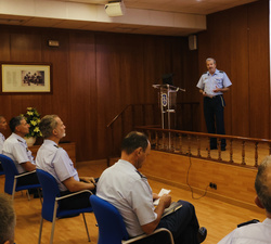 Don Felipe durante las exposiciones sobre las misiones de los centros